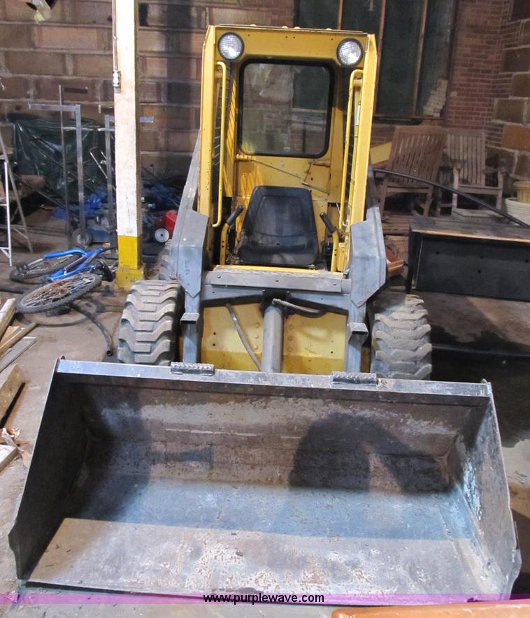 image for item B2528 1992 New Holland L454 skid steer