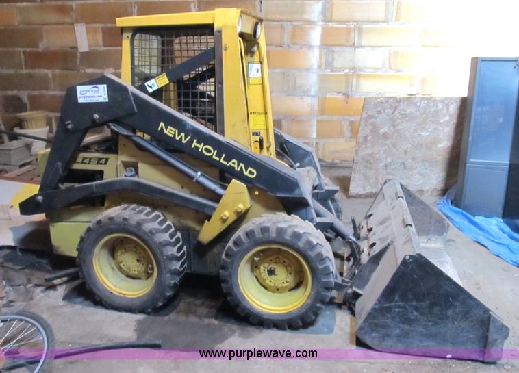 image for item B2528 1992 New Holland L454 skid steer