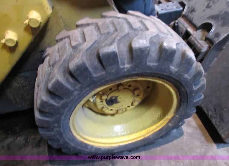 image for item B2528 1992 New Holland L454 skid steer