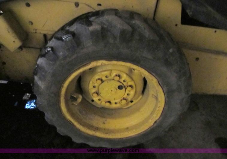 image for item B2528 1992 New Holland L454 skid steer