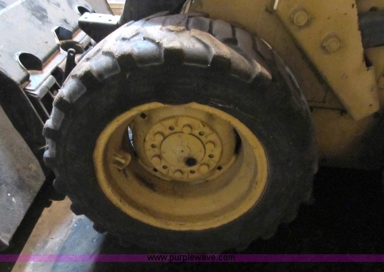 image for item B2528 1992 New Holland L454 skid steer