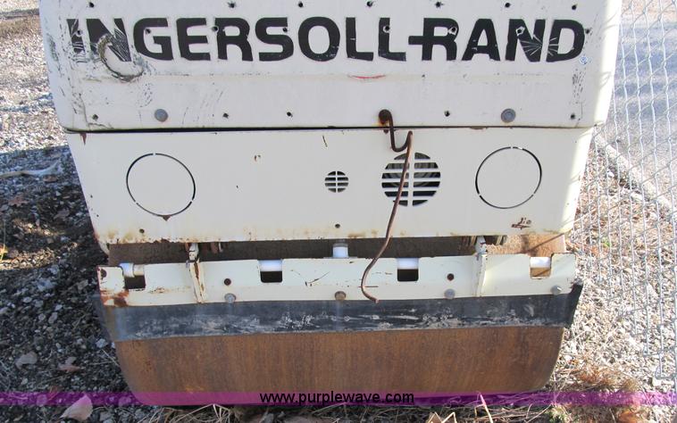 image for item B2558 2000 Ingersoll Rand DD12 vibratory smooth drum roller