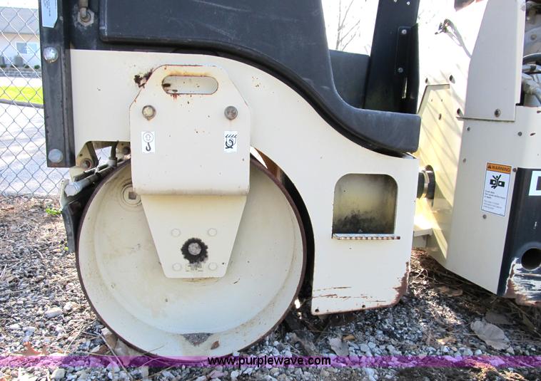 image for item B2558 2000 Ingersoll Rand DD12 vibratory smooth drum roller