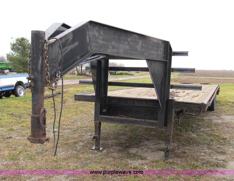 image for item B2566 2002 Rocking Chair 36' gooseneck trailer