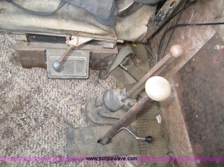 image for item B3157 1970 Ford 8000 winch pole truck