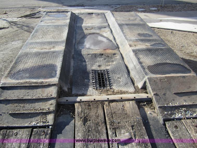 image for item B3158 1970 Hyster 41' neck fold trailer