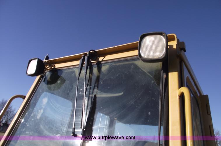 image for item B6046 1995 Caterpillar 963B track loader