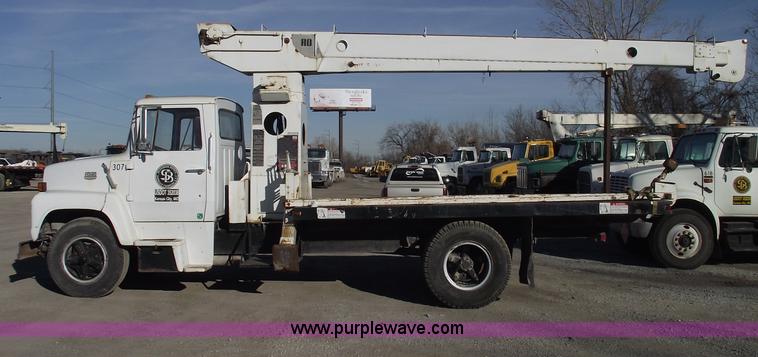 image for item B6060 1974 Ford F700 boom truck