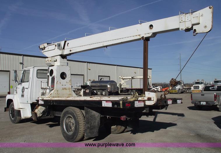 image for item B6060 1974 Ford F700 boom truck