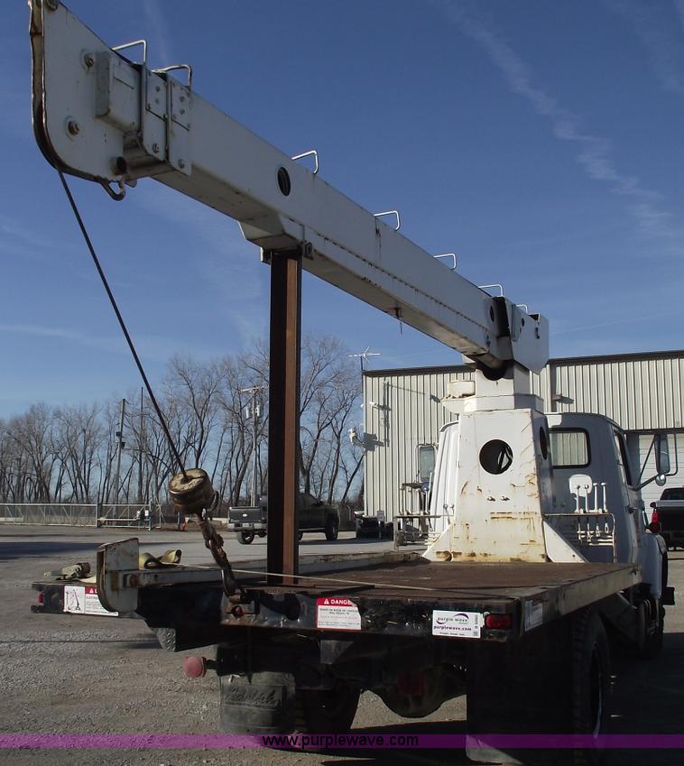 image for item B6060 1974 Ford F700 boom truck