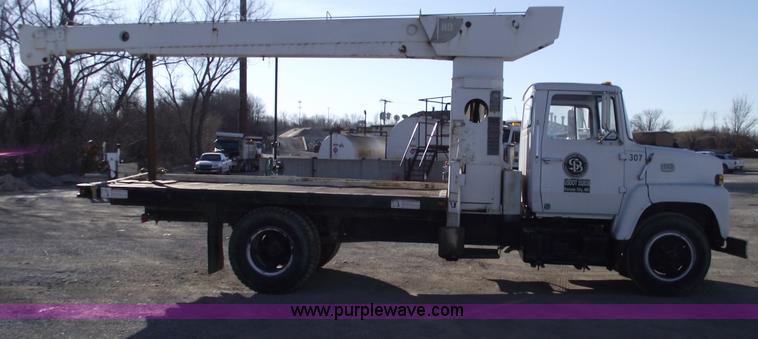 image for item B6060 1974 Ford F700 boom truck