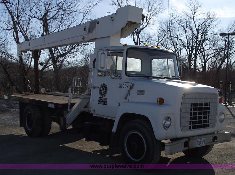 image for item B6060 1974 Ford F700 boom truck