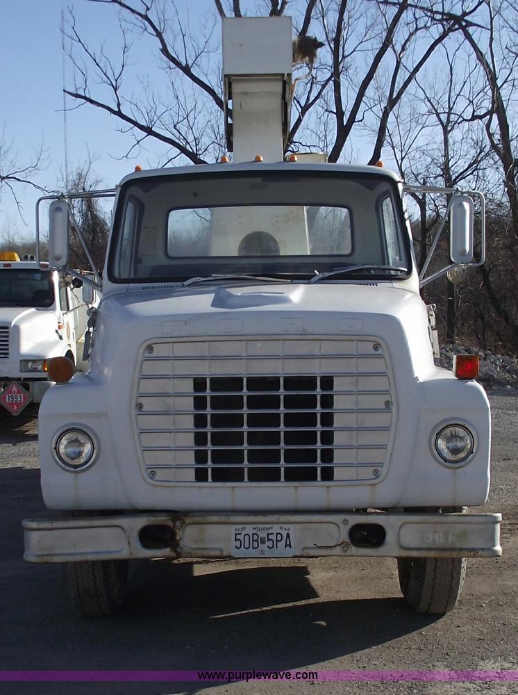 image for item B6060 1974 Ford F700 boom truck
