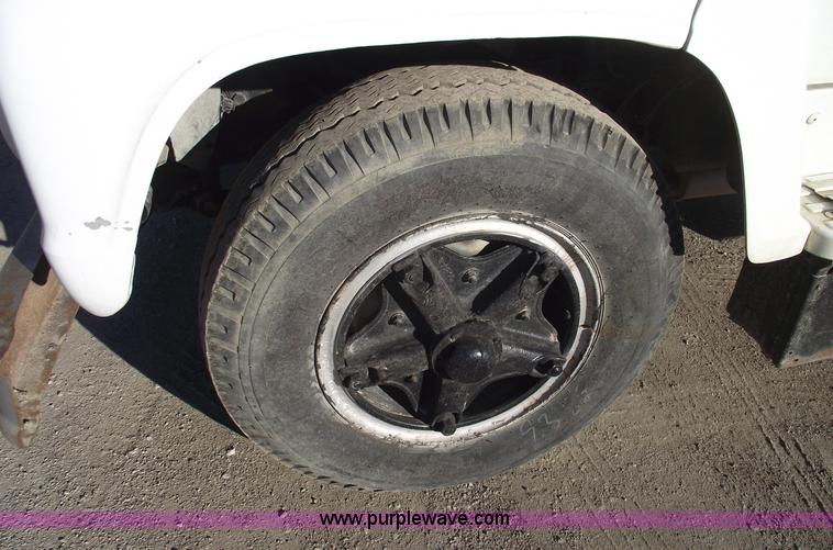 image for item B6060 1974 Ford F700 boom truck