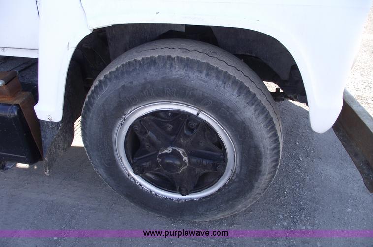 image for item B6060 1974 Ford F700 boom truck