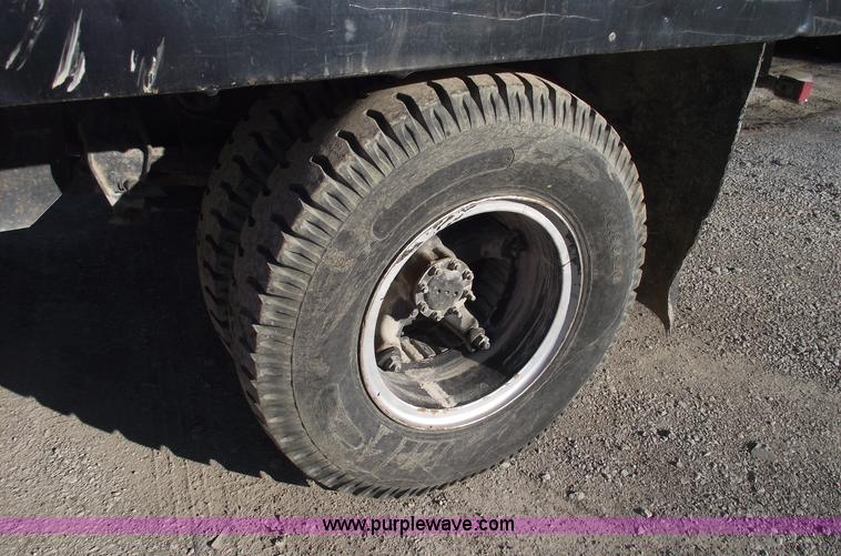 image for item B6060 1974 Ford F700 boom truck