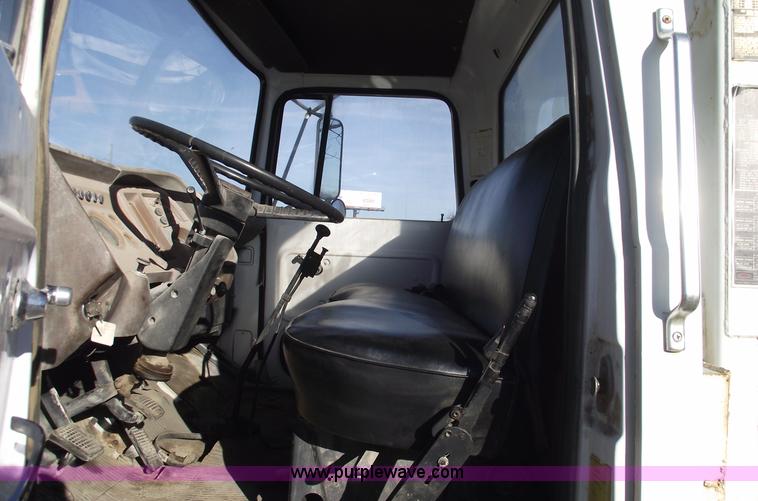 image for item B6060 1974 Ford F700 boom truck