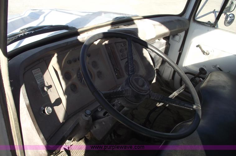 image for item B6060 1974 Ford F700 boom truck