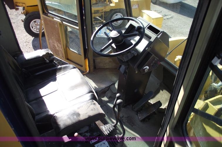 image for item B6064 1992 Komatsu WA500-1L wheel loader