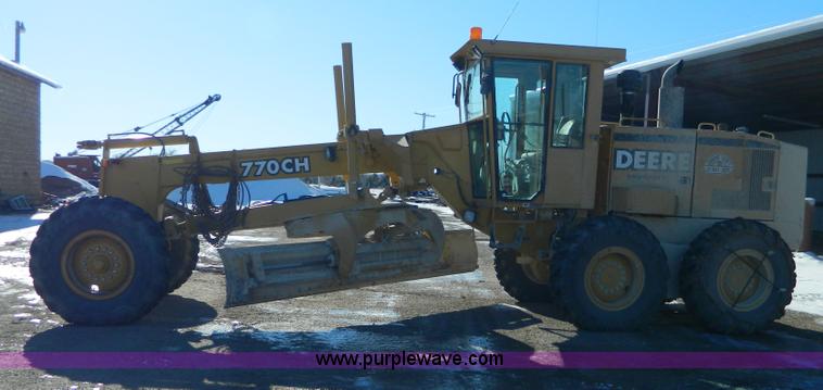image for item D8658 2000 John Deere 770CH motor grader
