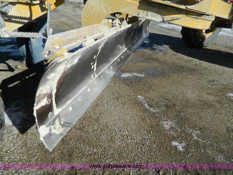 image for item D8658 2000 John Deere 770CH motor grader