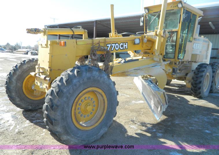 image for item D8658 2000 John Deere 770CH motor grader
