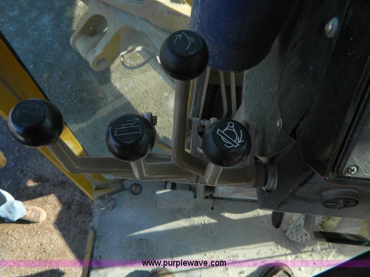 image for item D8658 2000 John Deere 770CH motor grader