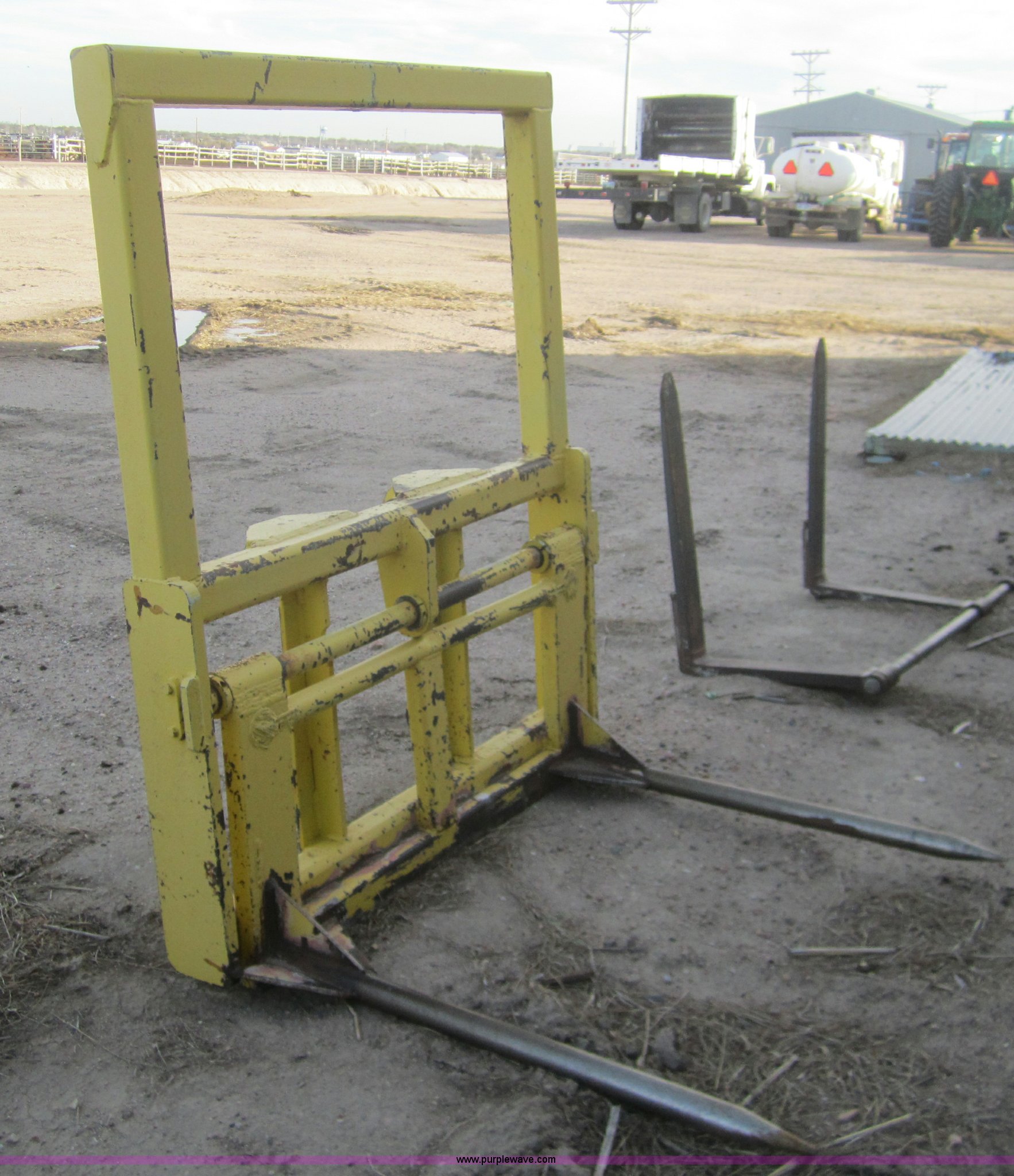 Balderson bale forks in Garden City, KS Item B5556 sold Purple Wave