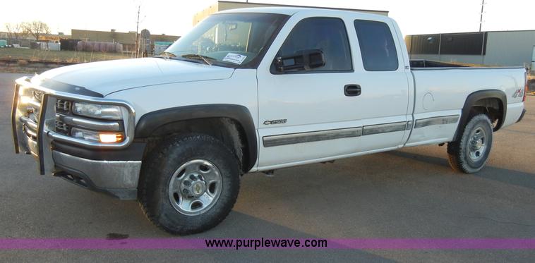 image for item A3391 2000 Chevrolet Silverado 2500 LS extended cab pickup truck