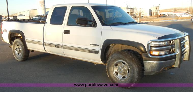image for item A3391 2000 Chevrolet Silverado 2500 LS extended cab pickup truck