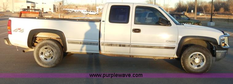 image for item A3391 2000 Chevrolet Silverado 2500 LS extended cab pickup truck