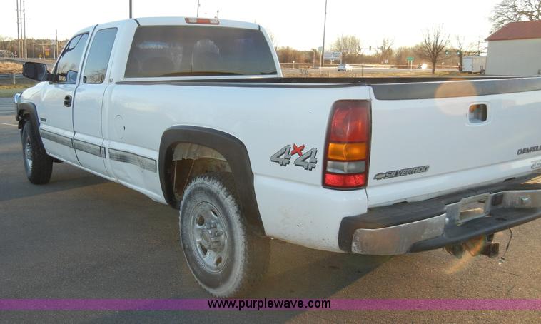 image for item A3391 2000 Chevrolet Silverado 2500 LS extended cab pickup truck