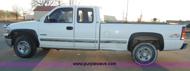 image for item A3391 2000 Chevrolet Silverado 2500 LS extended cab pickup truck