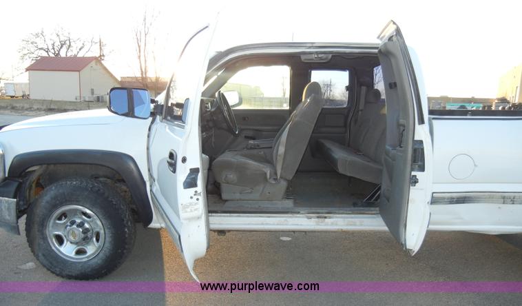 image for item A3391 2000 Chevrolet Silverado 2500 LS extended cab pickup truck