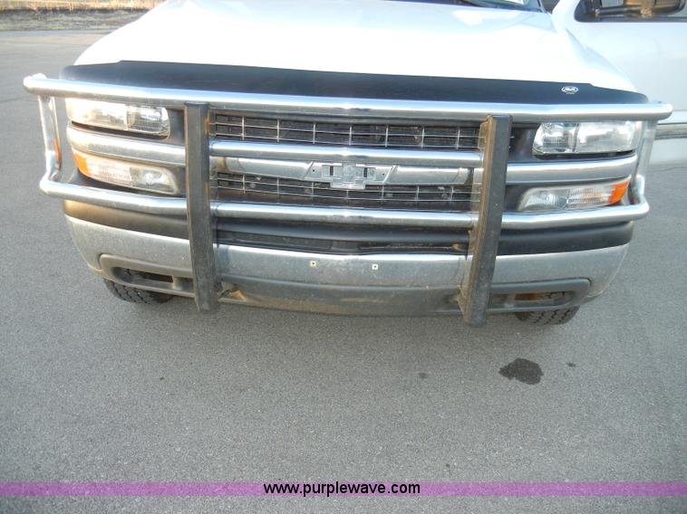 image for item A3391 2000 Chevrolet Silverado 2500 LS extended cab pickup truck