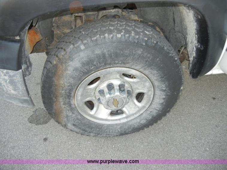 image for item A3391 2000 Chevrolet Silverado 2500 LS extended cab pickup truck