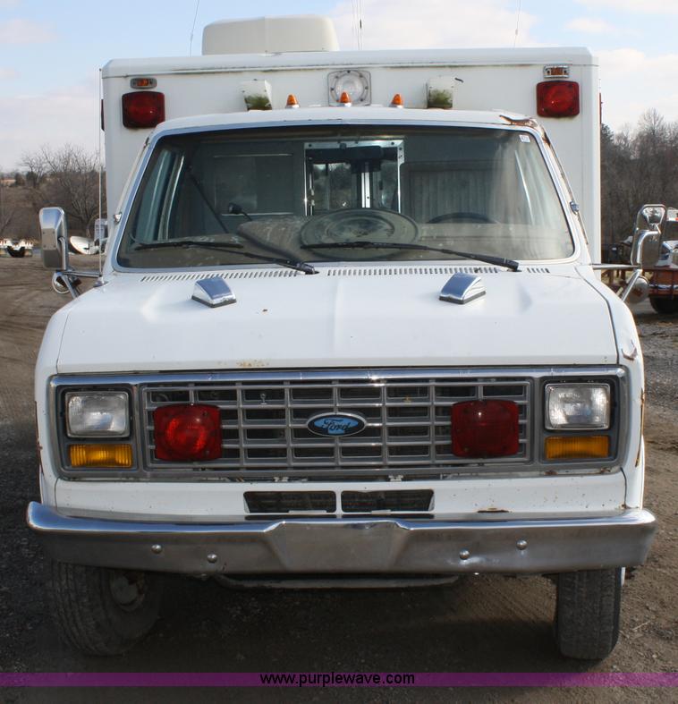 image for item A6609 1985 Ford E350 ambulance