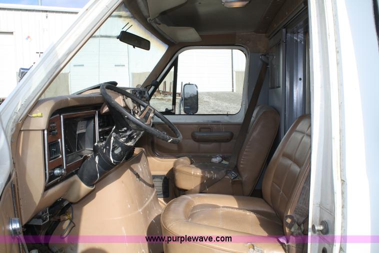 image for item A6609 1985 Ford E350 ambulance