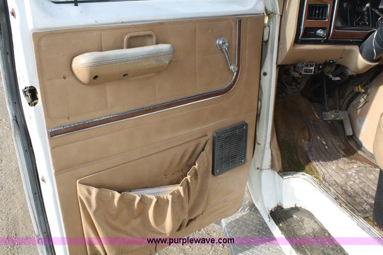 image for item A6609 1985 Ford E350 ambulance