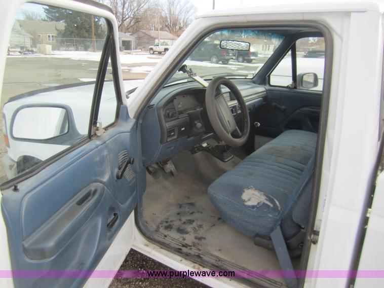 image for item B5570 1995 Ford F150 XL pickup truck