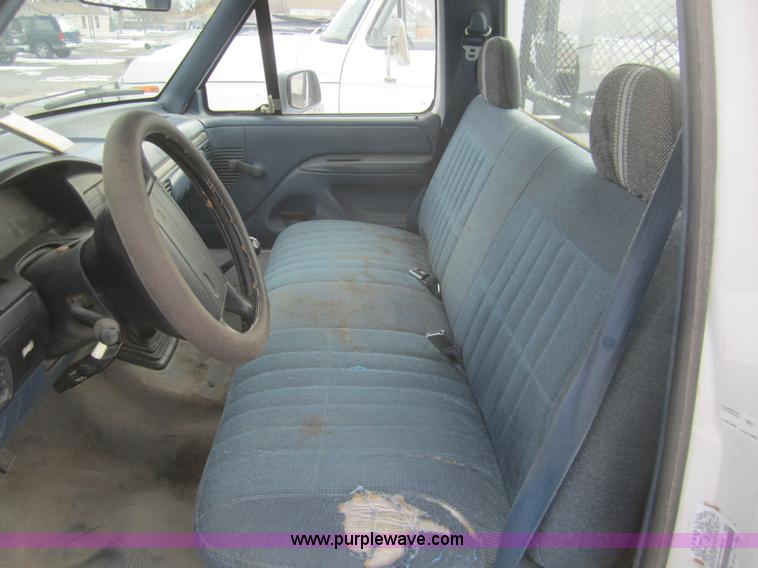 image for item B5570 1995 Ford F150 XL pickup truck