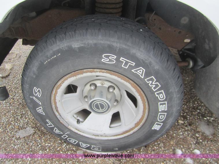 image for item B5570 1995 Ford F150 XL pickup truck