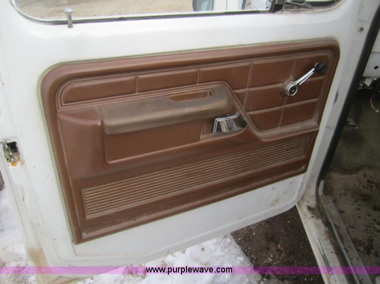 image for item B5571 1974 Ford F250 Custom pickup truck