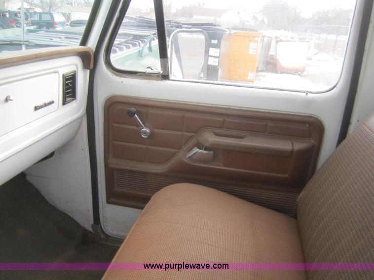 image for item B5571 1974 Ford F250 Custom pickup truck