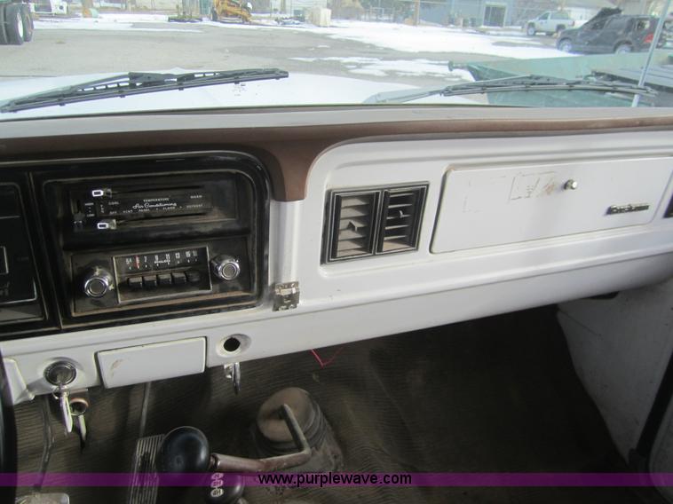 image for item B5571 1974 Ford F250 Custom pickup truck
