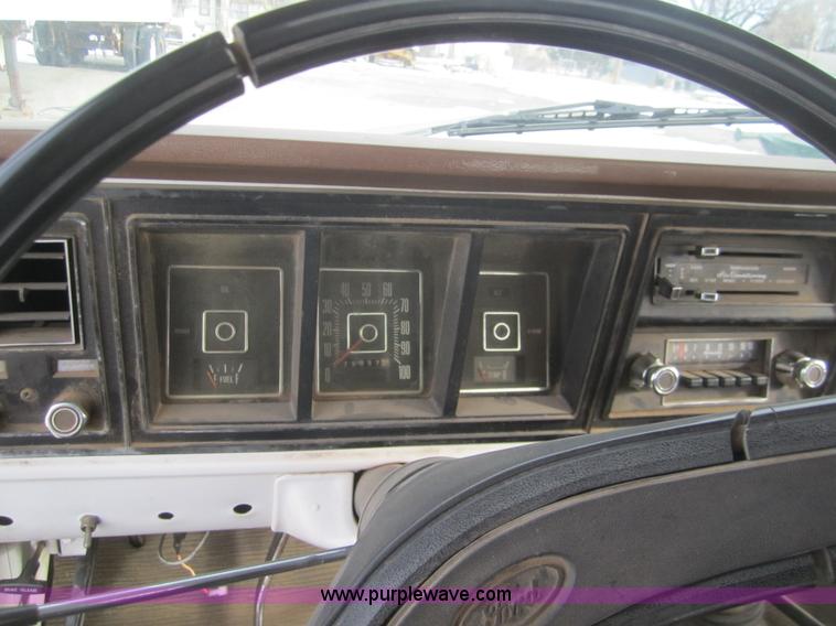 image for item B5571 1974 Ford F250 Custom pickup truck