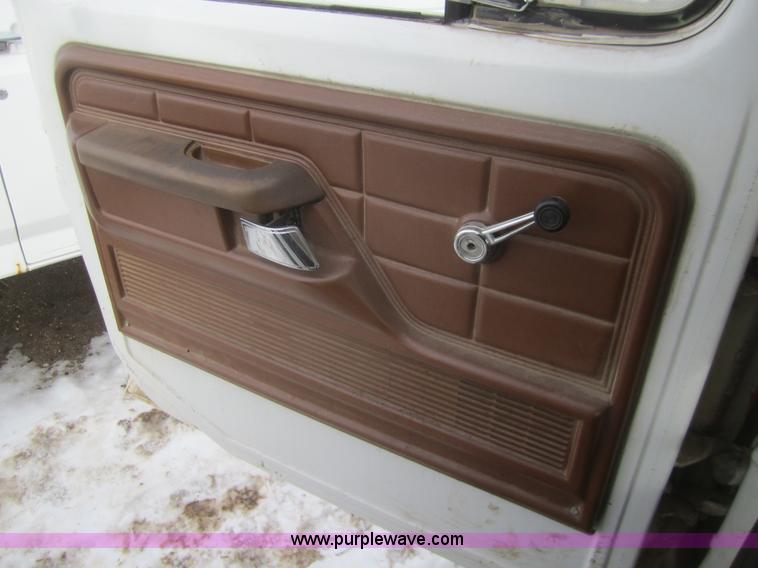 image for item B5571 1974 Ford F250 Custom pickup truck