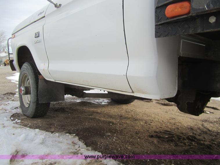 image for item B5571 1974 Ford F250 Custom pickup truck