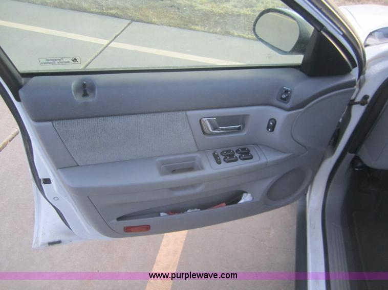 image for item B5593 2000 Ford Taurus SE