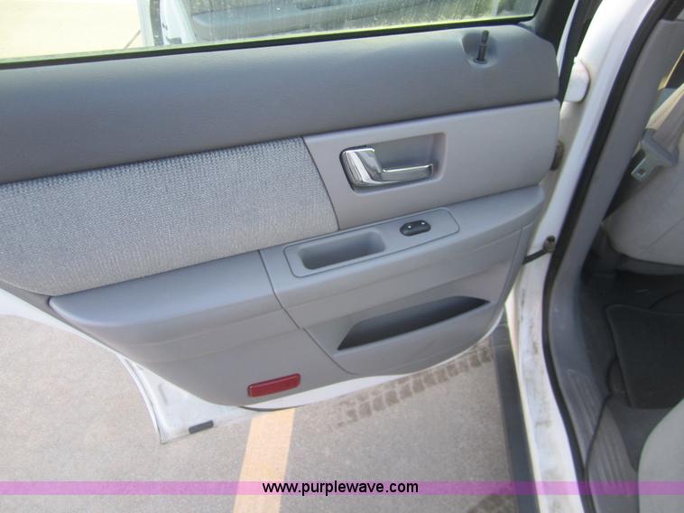 image for item B5593 2000 Ford Taurus SE